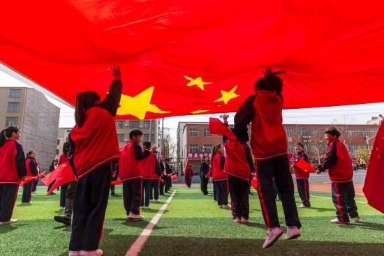 抖音里的钱怎么样才可以转给别人。抖音里的钱怎么样提现提出来呀？